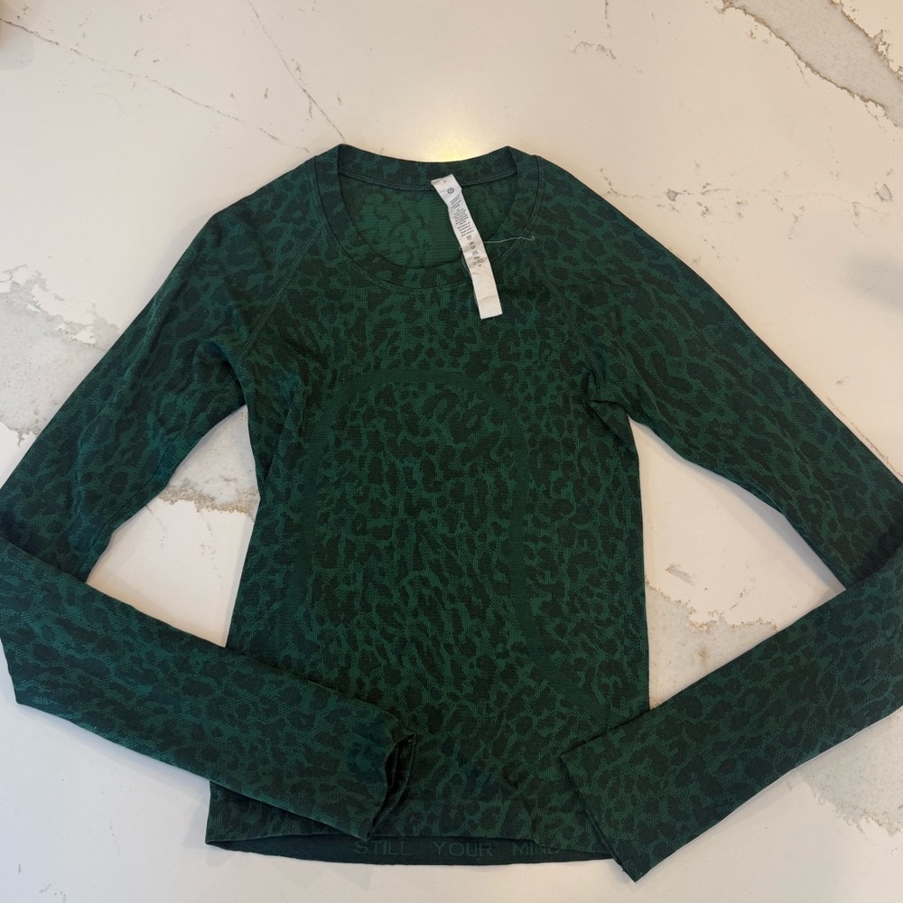 EUC Lululemon long sleeve swiftly green and black print size 0